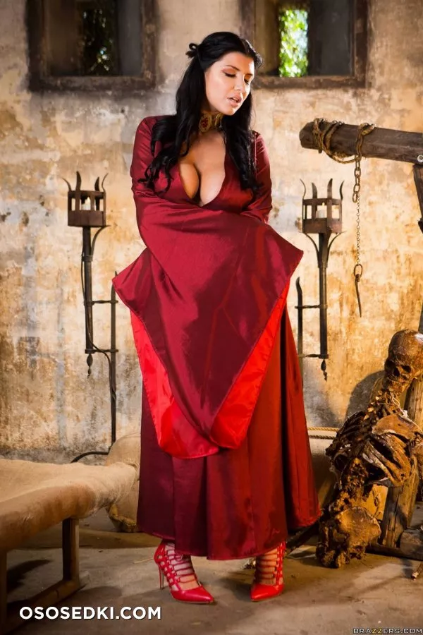 Romi Rain _ Game of Thrones _ Melisandre - 3