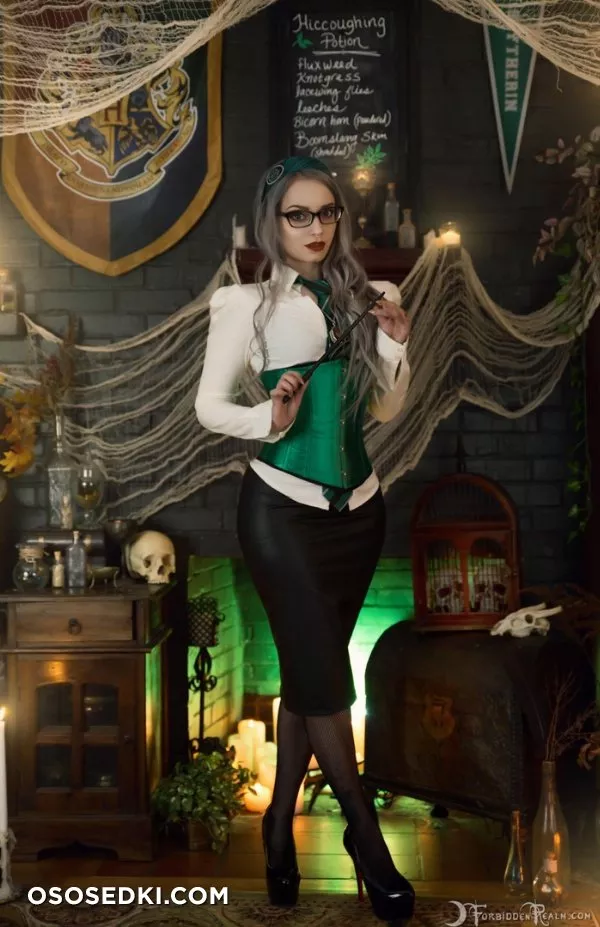 Genevieve. Professor of Potions. Harry Potter - 1