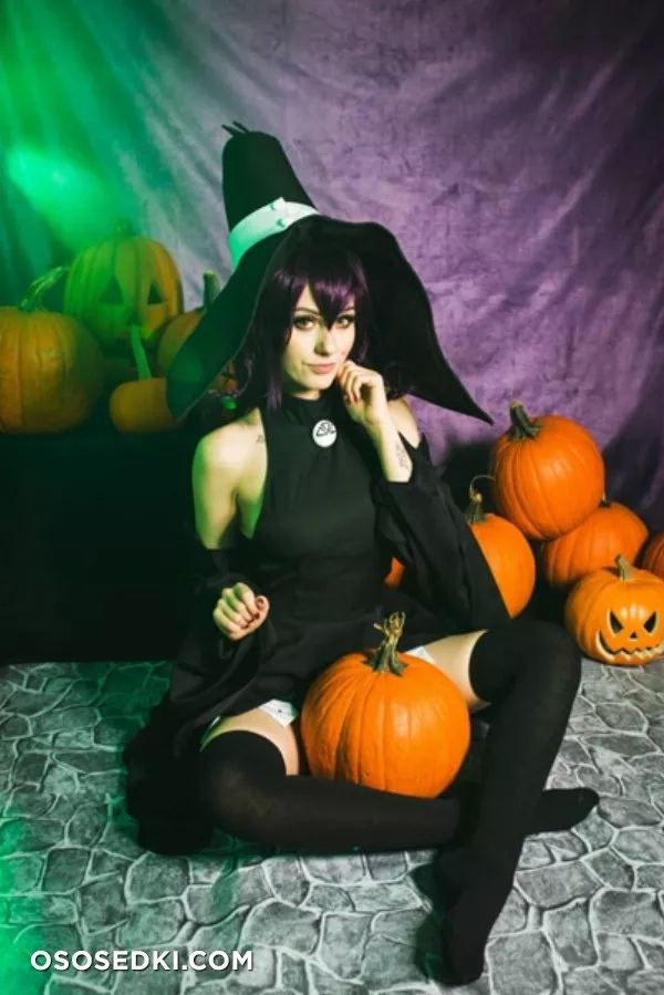 Rolyatistaylor  patreon cosplay - Halloween witch - 4