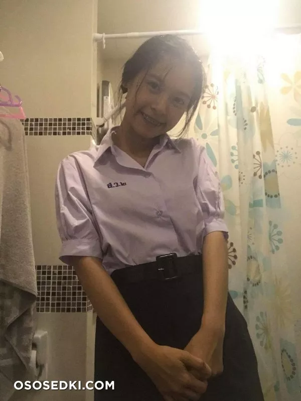 Asian 18 years old showed her pussy - 4